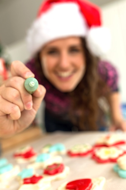 Mujer sonriendo con un lápiz de colorante para galletas