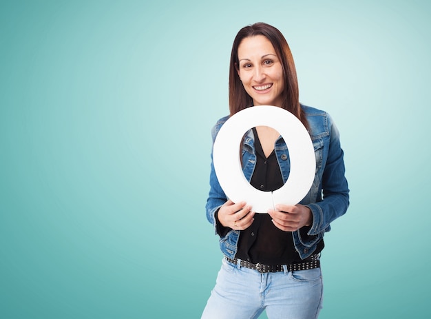 Mujer sonriendo con la letra "o"