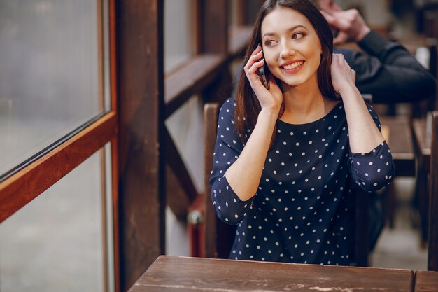Mujer sonriendo mientras habla por teléfono