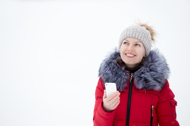 Foto gratuita mujer sonriendo con un móvil en sus manos