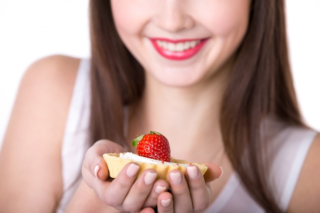 Mujer sonriendo con un pastel