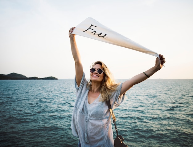 Mujer sonriendo y relajarse junto al mar