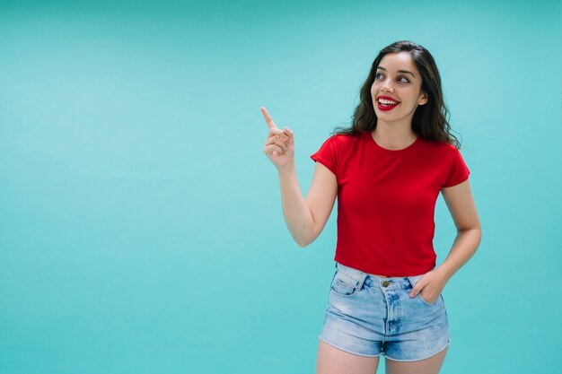 Mujer sonriendo y señalando con el dedo