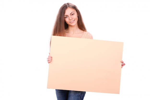 Mujer sonriendo sosteniendo un cartel en blanco