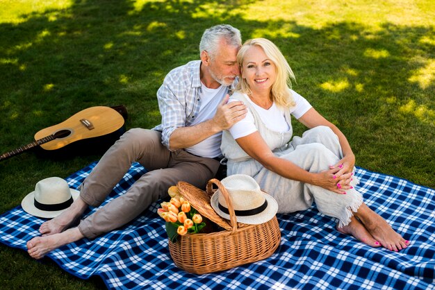 Mujer sonriendo con su hombre a su lado