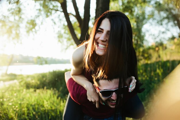 Mujer sonriendo subida en la espalda del novio