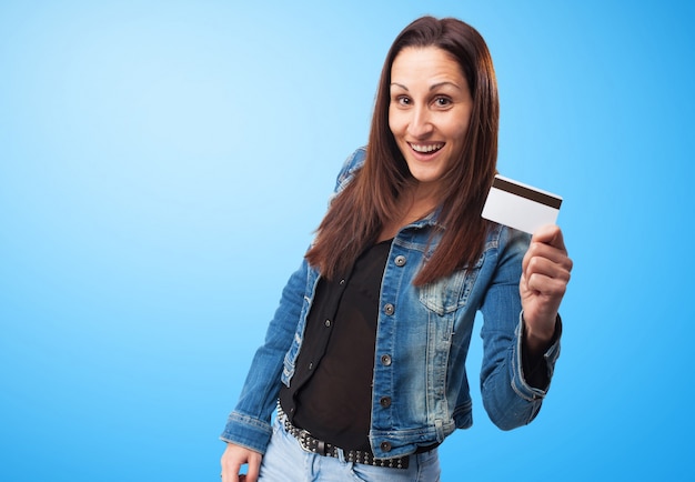 Mujer sonriendo con una tarjeta de crédito