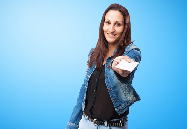 Mujer sonriendo con una tarjeta de crédito