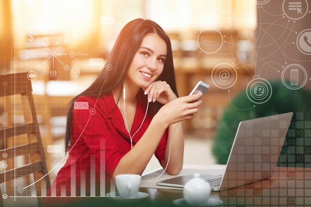 Mujer sonriendo con un teléfono inteligente