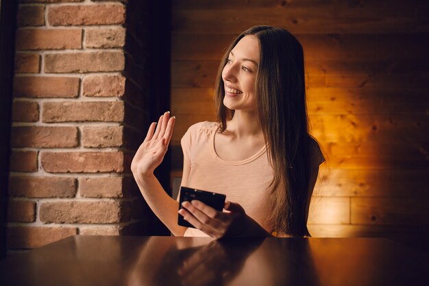 Mujer sonriendo con un teléfono