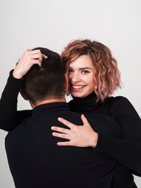 Foto gratuita mujer sonriente abrazando a hombre para san valentín