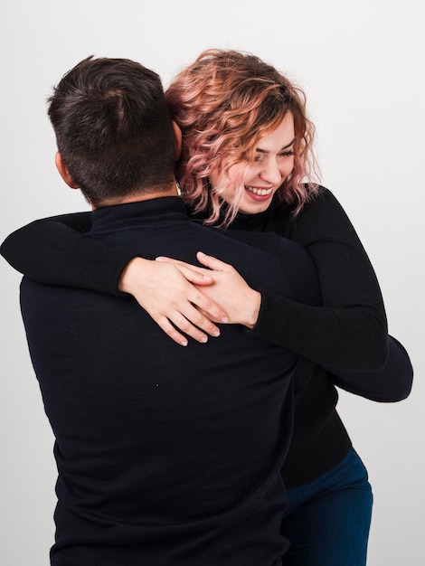 Foto gratuita mujer sonriente abrazando a hombre para san valentín