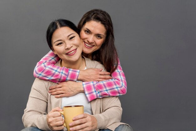 Mujer sonriente abrazando