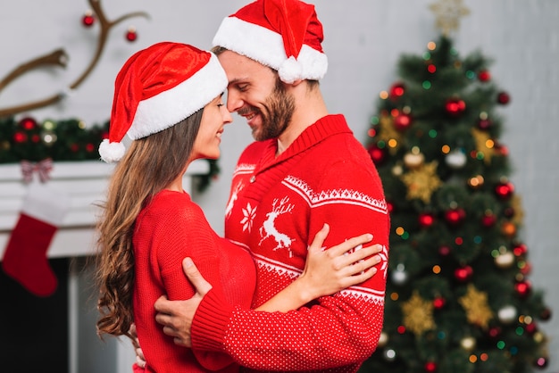 Mujer sonriente, abrazar, hombre