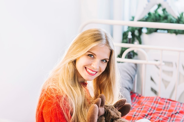 Mujer sonriente, acostado, en cama