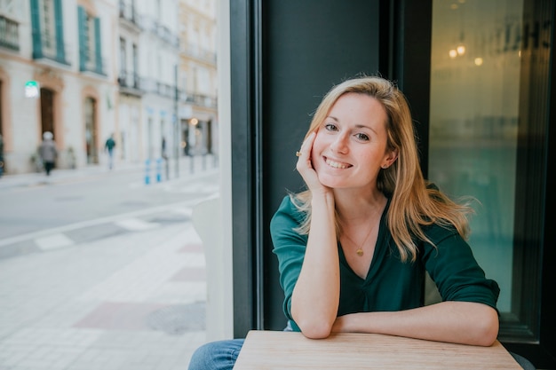 Foto gratuita mujer sonriente en un agradable café