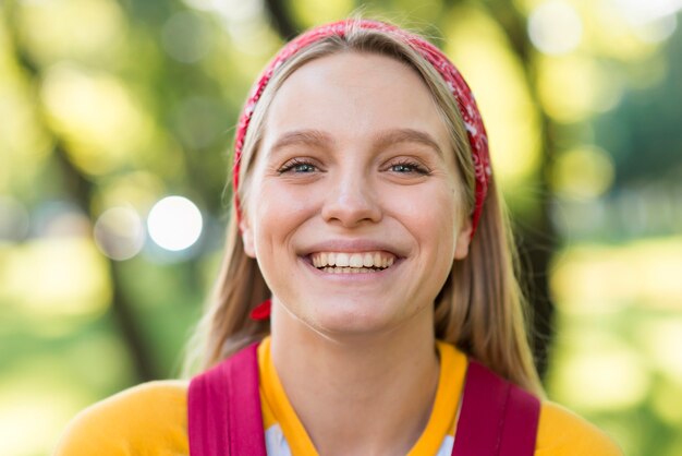 Mujer sonriente, aire libre