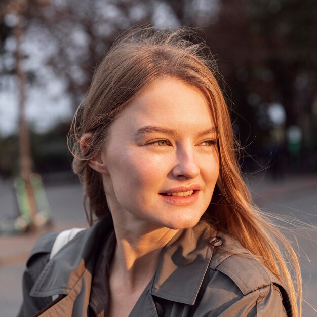 Mujer sonriente al aire libre en la ciudad