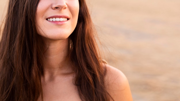 Mujer sonriente al aire libre en la naturaleza con espacio de copia