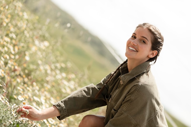 Mujer sonriente al aire libre tiro medio