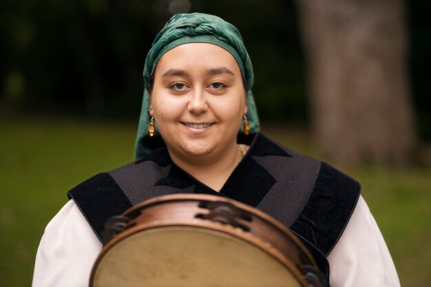 Mujer sonriente al aire libre tiro medio