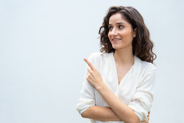 Mujer sonriente alegre compartiendo noticias