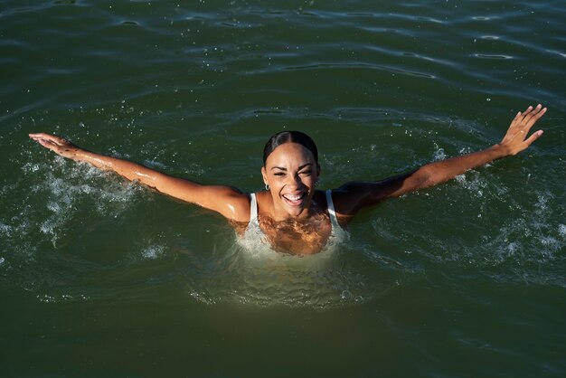 Mujer sonriente de alto ángulo en el lago