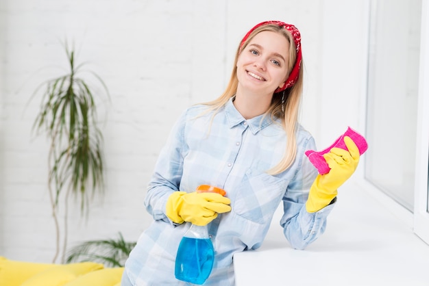 Foto gratuita mujer sonriente de alto ángulo de limpieza