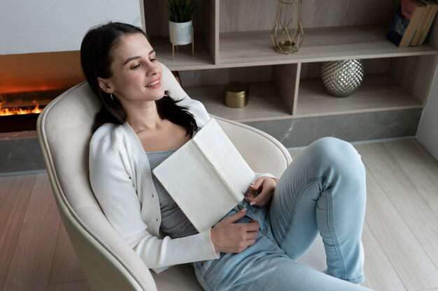 Mujer sonriente de alto ángulo en silla