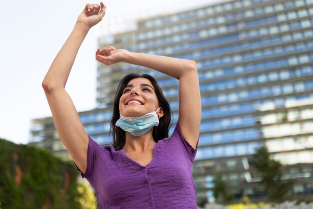 Mujer sonriente de ángulo bajo al aire libre