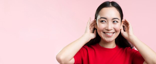 Mujer sonriente arreglando su cabello