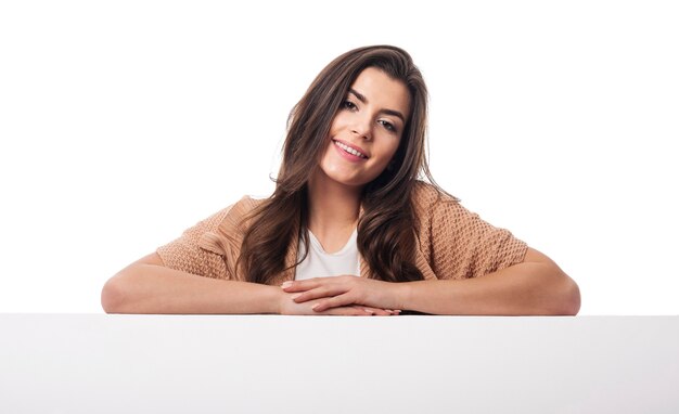 Mujer sonriente arriba en pizarra vacía