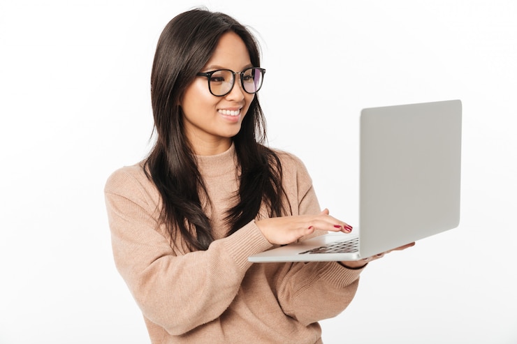 Foto gratuito mujer sonriente asiática con gafas usando laptop