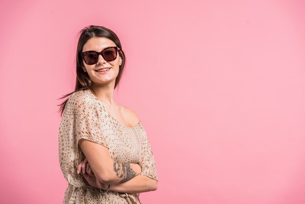 Mujer sonriente atractiva en gafas de sol