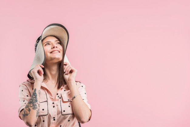 Foto gratuita mujer sonriente atractiva en sombrero