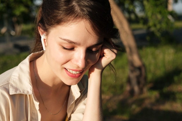 Mujer sonriente con auriculares de cerca