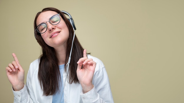 Mujer sonriente con auriculares de tiro medio