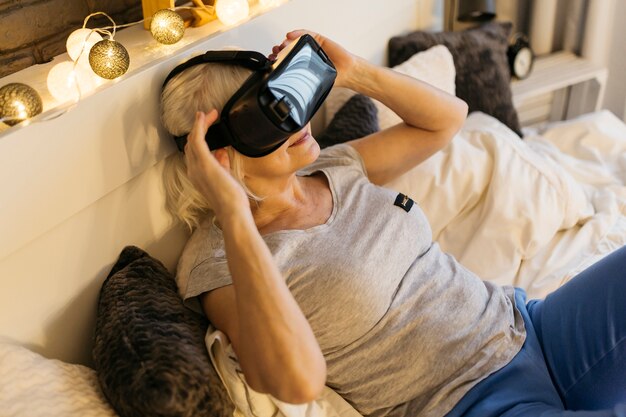 Mujer sonriente en auriculares VR