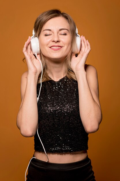 Mujer sonriente con auriculares