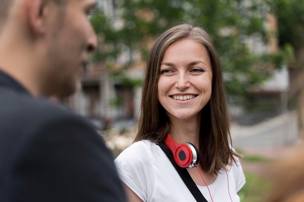 Foto gratuita mujer sonriente con auriculares