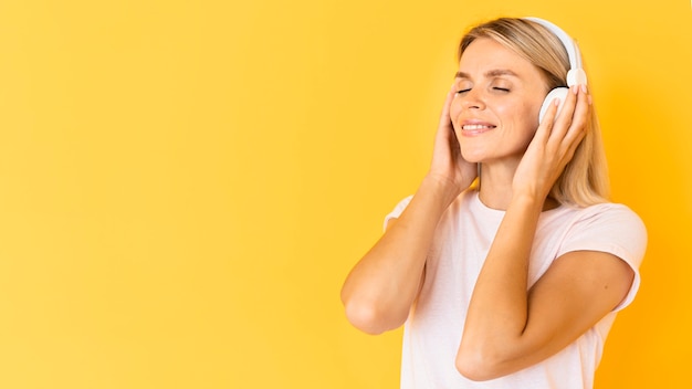 Mujer sonriente con auriculares