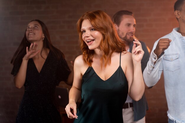 Mujer sonriente bailando en el club de cerca