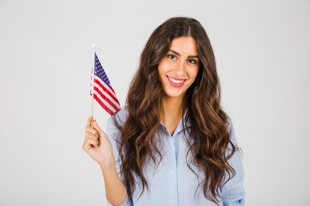 Mujer sonriente con la bandera de Estados Unidos