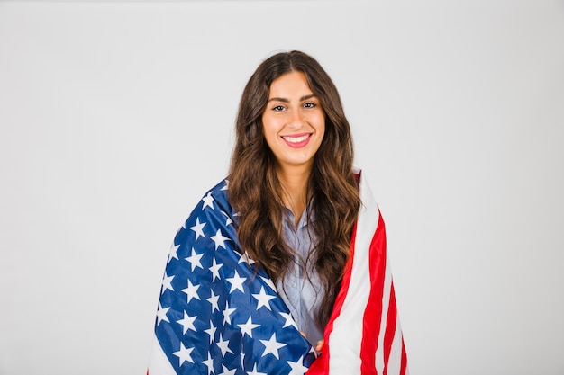 Mujer sonriente en la bandera de Estados Unidos