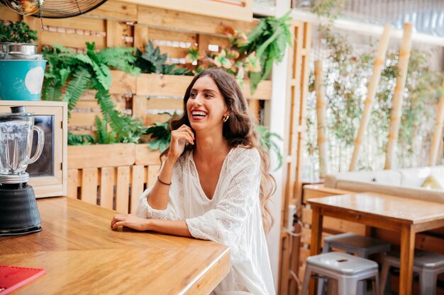 Mujer sonriente en barra