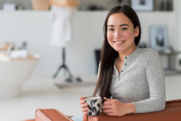 Mujer sonriente bebiendo té