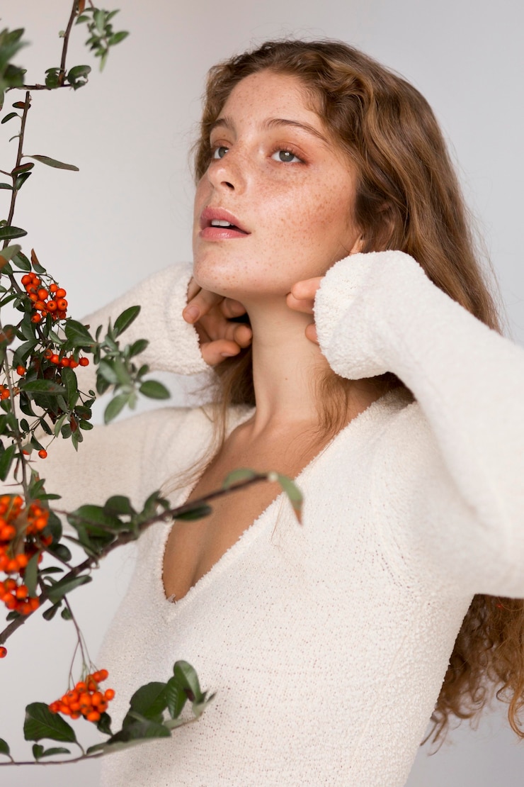 Foto gratuito mujer sonriente con una blusa blanca