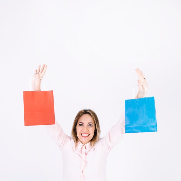 Foto gratuita mujer sonriente con bolsas de papel