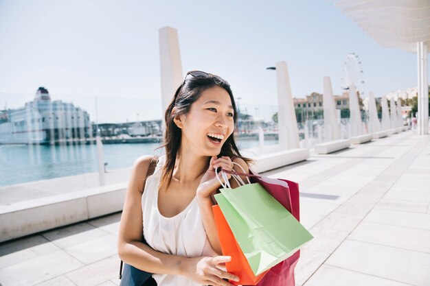 Mujer sonriente con bolsas