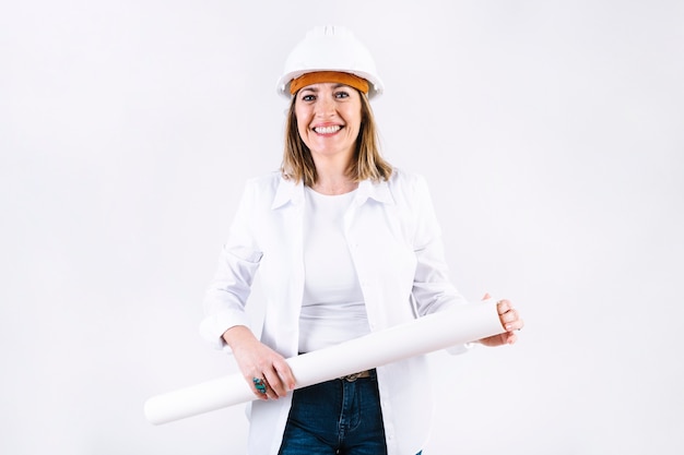 Mujer sonriente con borrador